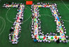 2019年9月26日，江苏扬州汶河幼儿园的小朋友们在摆出“70”字样的百米长卷上绘心中蓝图为祖国母亲庆生。孩子们通过手中的画笔描绘祖国美好的明天，天安门、五星红旗、和平鸽等等孩子们仔细绘制，通过活动激励孩子们的爱国情怀。江岳/刘江瑞/视觉中国 编辑/康娜