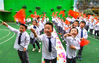 2019年9月26日，江苏扬州汶河幼儿园的小朋友们在摆出“70”字样的百米长卷上绘心中蓝图为祖国母亲庆生。
