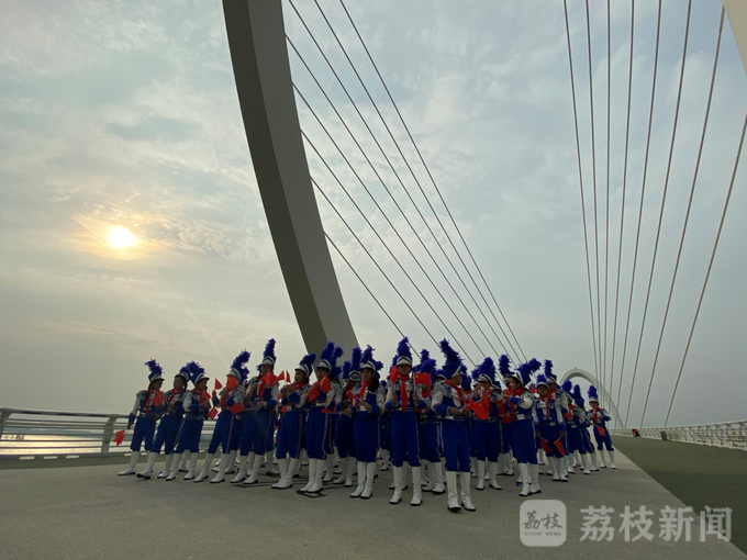 超燃快闪！南京眼上，千人同唱《我和我的祖国》