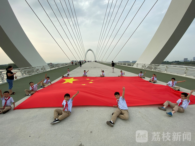 超燃快闪！南京眼上，千人同唱《我和我的祖国》