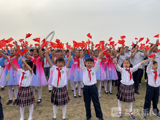 超燃快闪！南京眼上，千人同唱《我和我的祖国》