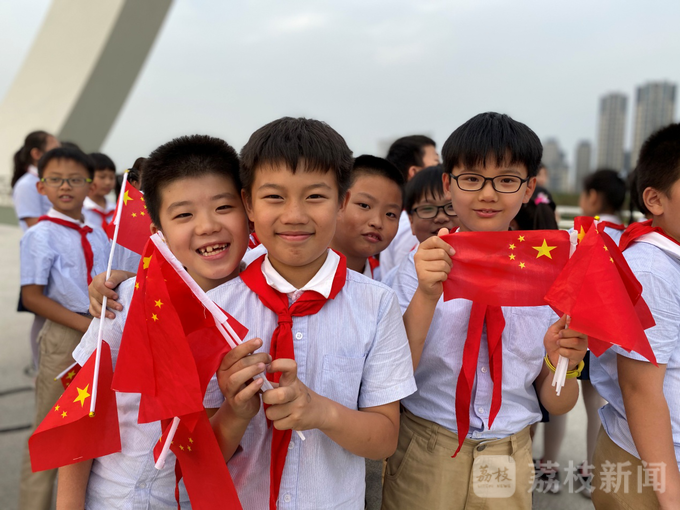 超燃快闪！南京眼上，千人同唱《我和我的祖国》