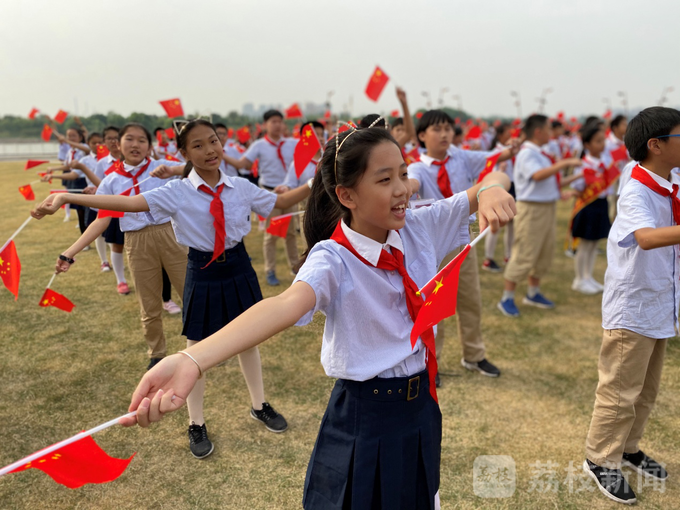 超燃快闪！南京眼上，千人同唱《我和我的祖国》