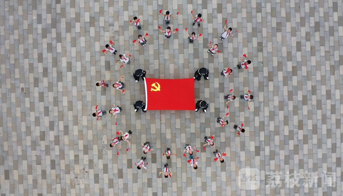 超燃快闪！南京眼上，千人同唱《我和我的祖国》