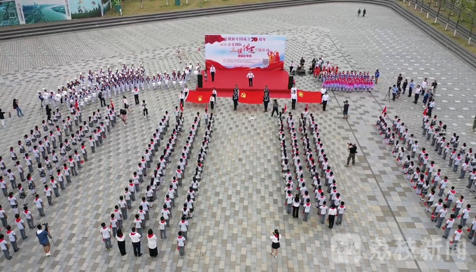 超燃快闪！南京眼上，千人同唱《我和我的祖国》