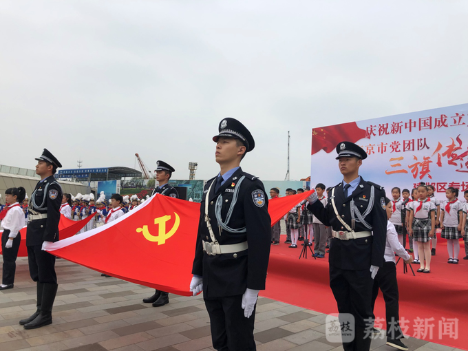 超燃快闪！南京眼上，千人同唱《我和我的祖国》