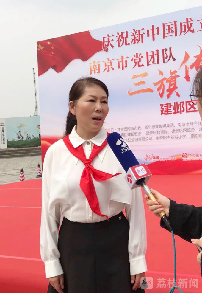 超燃快闪！南京眼上，千人同唱《我和我的祖国》