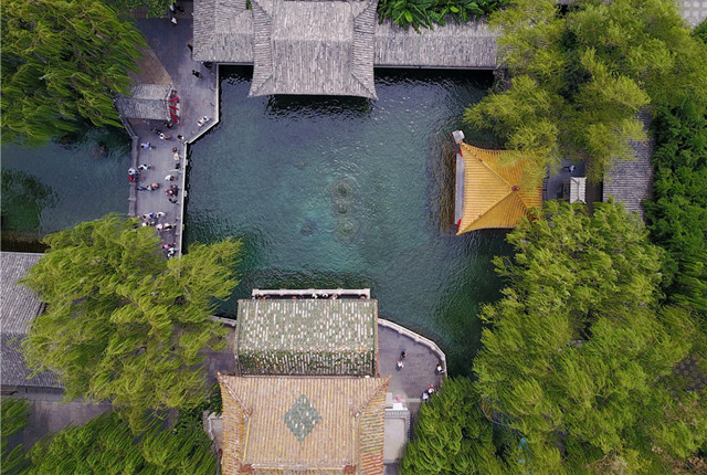  济南：航拍一年中最美趵突泉黑虎泉喷涌实景 泉池如碧蓝美玉