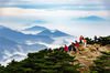 2019年9月5日早上，安徽黄山，许多游客在光明顶赏云海。