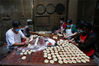 2019年9月5日，在安徽省黄山市休宁县万安老街一家糕点作坊，制饼艺人程贵生一家正在制作月饼。施亚磊/视觉中国
