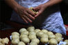 2019年9月5日，在安徽省黄山市休宁县万安老街一家糕点作坊，制饼艺人程贵生在包馅。