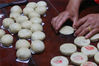 2019年9月5日，在安徽省黄山市休宁县万安老街一家糕点作坊，制饼艺人将月饼压制成形。