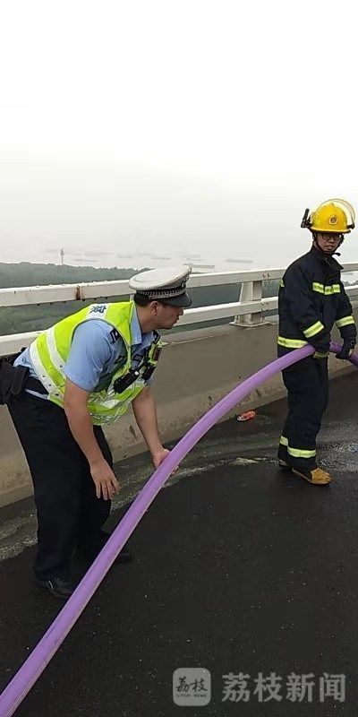 运输17吨汽油的油罐车辆右前轮突发自燃……