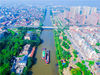 2019年9月8日，江苏南通，一条条运输船只从河水碧波的如皋如泰运河经过，与一幢幢高楼，一条条河道，两岸绿色植被构成一幅秋景美图画。