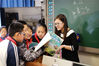 2018年11月23日，北京四中初中部，课后，学生们围着王清老师问问题。