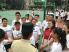 2018年8月27日，北京四中初中部，王清在新生入学教育期间和学生们交谈。硕士研究生王清从师范院校毕业后进入北四中初中部工作，刚一入职就承担了初一年级班主任的工作。