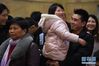 1月9日深夜，在北京火车站，7岁的张梦冉与爸爸一起等候乘坐K4051次列车返回老家。 1月10日，2020年春运正式启动。 新华社记者 鞠焕宗 摄