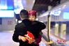 1月10日（春运首日），在成都东站24站台，老公给了妻子周弋乔一个拥抱。