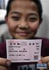 1月10日，在由兰州开往武威南的7505次列车上，一名小朋友展示自己的车票，他的儿童票票价为1.5元。  新华社记者 马宁 摄