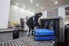 2020年1月11日， 春运期间，返乡旅客携带各类行李踏上返乡旅程，在扬州汽车客运站安检处，一排排大小不同的行李被输送进安检通道，接受X光检查，在而X光下的行李，成为春运中一道独特的“风景”。