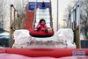 1月11日，一名小朋友在嘉年华活动中体验“急速飞跃”。 1月3日至2月16日，第五届欢乐水魔方冰雪嘉年华在北京欢乐水魔方嬉水乐园举办。游客可在2万多平方米的园区内，体验超级滑道、城堡式冰滑梯、雪上飞碟、雪上坦克等20余种冰雪游乐项目。 新华社发（任超 摄）