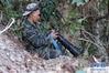 在江西九连山国家级自然保护区，陈志高带着他的相机在山里观测拍摄（1月8日摄）。新华社记者 彭昭之 摄