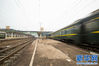 春运首日，西安火车站，西安机务段火车司机操纵Z94次旅客列车从西安出发前往郑州。（刘翔 摄）