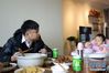 1月12日，在湖南长沙，出发前，彭悦祚与父母和女儿在吃午饭。新华社发（陈振海 摄）