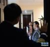 1月12日，在湖南长沙，彭悦祚与母亲、女儿告别前往机场。 新华社发（陈振海 摄）