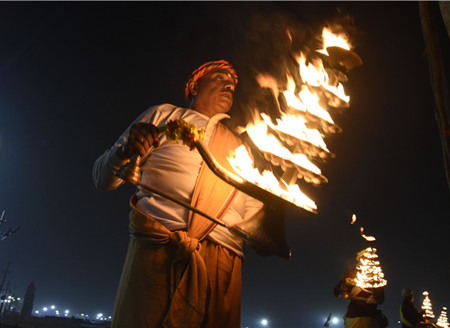 印度各地迎接“桑格拉提节” 民众燃灯洗圣浴