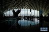 1月15日，旅客在深圳机场排队登机。新华社记者 毛思倩 摄
