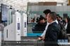 1月15日，旅客在深机场圳出发大厅安检通道体验自助查验证件。新华社记者 毛思倩 摄