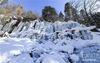 　游人在吉林省长白县十五道沟望天鹅景区内拍照（1月15日摄）。 隆冬时节，位于长白山腹地的吉林省白山市周边地区冬景如画。