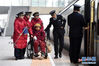 　1月15日，在蚌埠站站台上，刘凤敏（中）带着徒弟们与列车长交接重点服务旅客。1月15日，在蚌埠站站台上，刘凤敏（中）带着徒弟们与列车长交接重点服务旅客。
　　