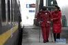 　1月15日，在蚌埠站站台上，刘凤敏的徒弟王晓婷（右）帮助重点旅客乘车。新华社发（周牧 摄）