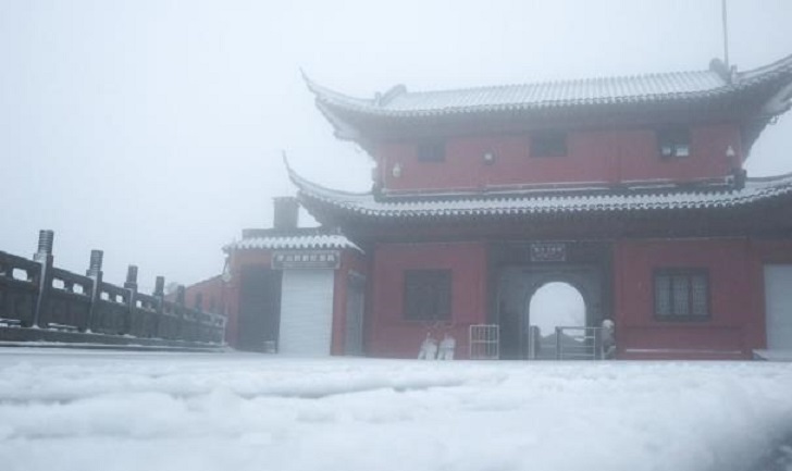 江苏句容：茅山山顶迎降雪  银装素裹分外美