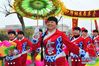 1月17日，演员在江苏省徐州市睢宁县双沟镇举办的踩街巡游活动中表演民俗节目。 春节将至，各地举办丰富多样的民俗活动，迎接新春佳节。 新华社发（洪星 摄）
