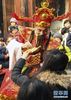 1月17日，民间艺人在山西省晋中市平遥古城内表演“财神送福”。 春节将至，各地举办丰富多样的民俗活动，迎接新春佳节。 新华社发（梁生仁 摄）