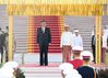 缅甸总统温敏在总统府前热情迎候，为习主席举行隆重欢迎仪式。温敏说，习主席将缅甸作为新年首访国家，缅甸人民深感荣幸。