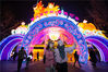 2020年1月17日，游人在南京夫子庙观灯拍照。