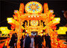 2020年1月17日，游人在南京夫子庙文德桥观灯游览。