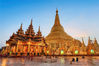 瑞光大金塔 - 少有游客的神圣之塔。瑞光大金塔是缅甸最神圣的佛塔，因为它供奉了四位佛陀的遗物。整座塔身通体贴金，绚丽辉煌，可以看出缅甸曾经的富庶。在这里，你能看到每天都会去朝拜的当地百姓，感受他们虔诚的宗教信仰。游客不算很多，可以安静地感受佛教的静谧氛围。