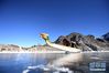 1月18日，游客在新疆天池景区玩冰上龙舟。新华社记者 沙达提 摄