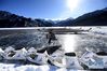 1月18日，游客在新疆天池景区玩冰上爬犁。新华社记者 沙达提 摄
