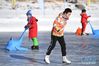 1月18日，游客在新疆天池景区滑冰。新华社记者 沙达提 摄