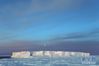 南大洋上的午夜冰山（2019年12月11日摄）。 新华社记者 刘诗平 摄