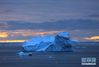 南大洋上的午夜冰山（2019年12月16日摄）。 新华社记者 刘诗平 摄
