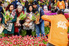 当地时间2020年1月18日，荷兰阿姆斯特丹，荷兰郁金香节在水坝广场的皇家宫殿前举行，标志着郁金香花季正式开始，游人可在20万株郁金香花海中徜徉拍照，并可免费采摘。