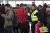 在南昌西站，配送员马涛穿过春运人流送外卖（1月19日摄）。