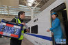 在南昌西站，配送员马涛将外卖交给乘务员（1月19日摄）。